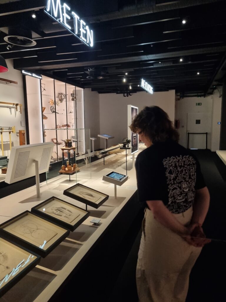 Eine Frau läuft durch eine Museum